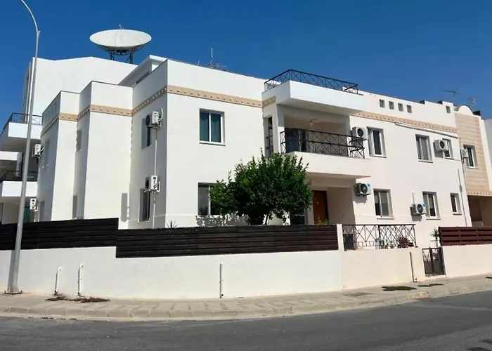 Sea View Penthouse アパート ラルナカ